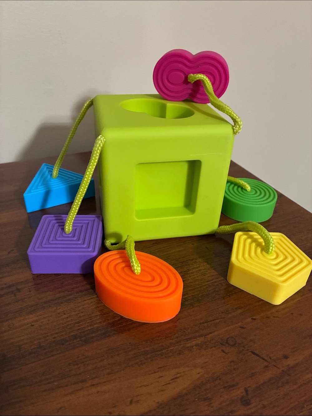 Fat Brain Toys - OOMBEE CUBE SORTER (10 months+)